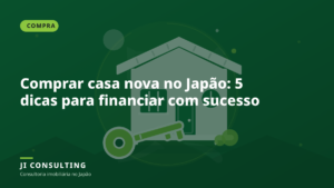 Família sorridente visitando uma casa nova no Japão para compra