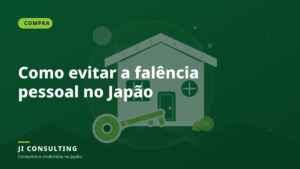 Família brasileira analisando documentos financeiros em casa no Japão
