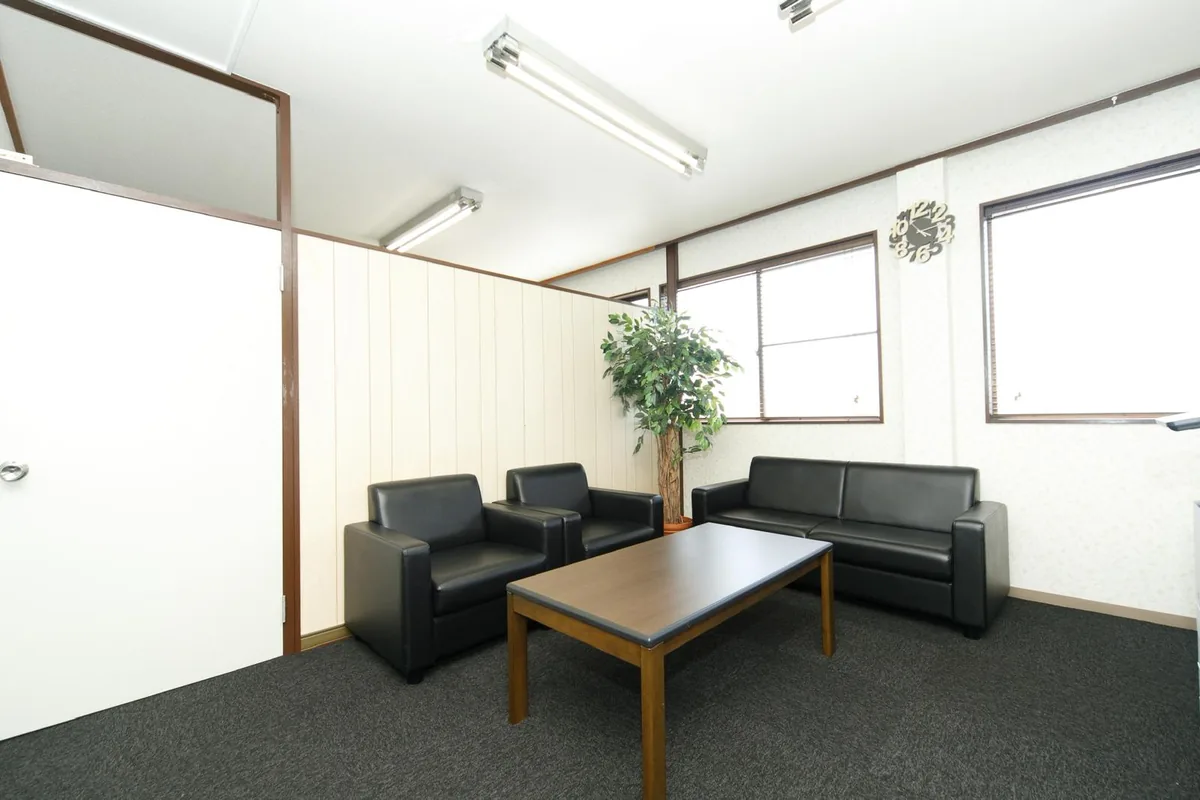 Sala de espera da Ji Consulting, com sofás e mesa de centro