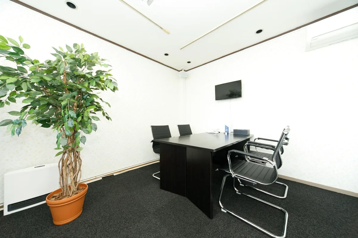 Sala de atendimento da Ji Consulting, com mesa de reunião e quatro cadeiras