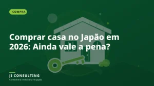 Familia extranjera feliz frente a la casa propia que compró en Japón